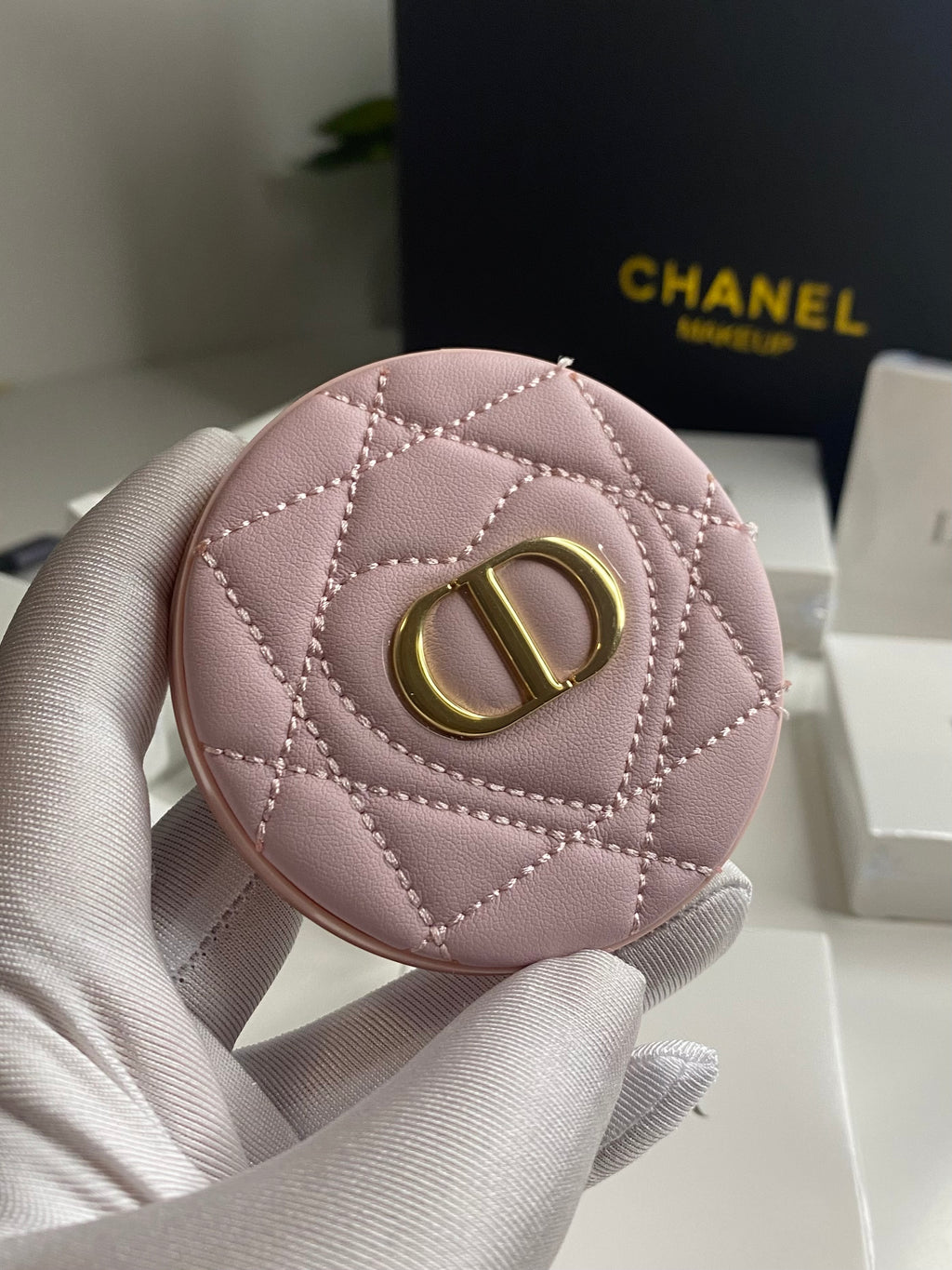 مرآة ديور بيوتي على شكل قلب وردي – جلد