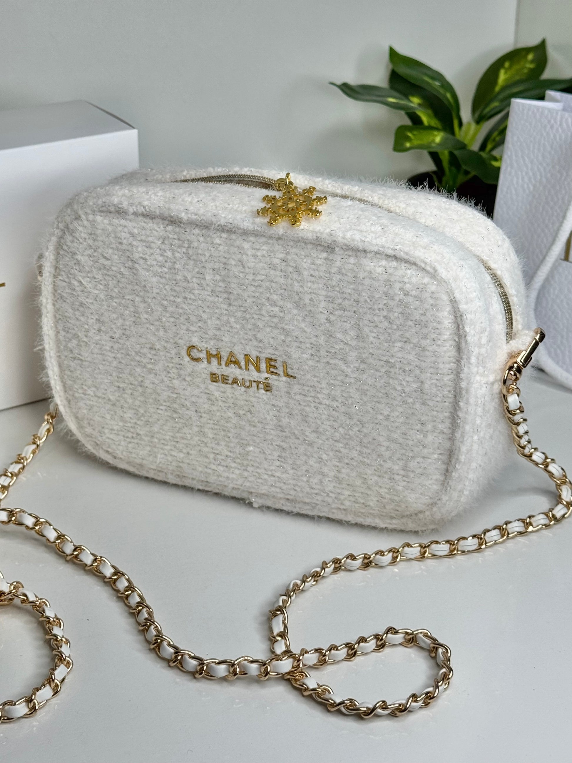 Chanel Beauty Holiday Bag/Pouch 2024 Edition – Makeup Product ae