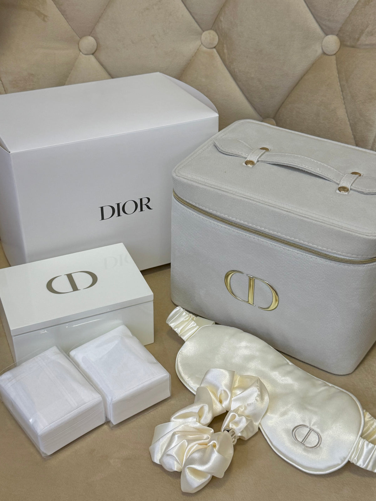 HỘP TRANG ĐIỂM DIOR GỒM 5 MÓN CAO CẤP ĐẦY ĐỦ TIỆN LỢI
