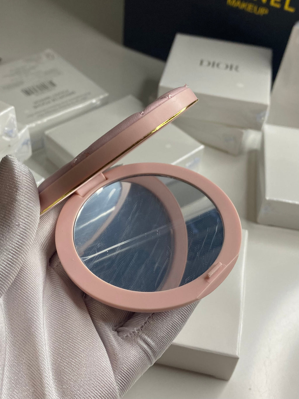 مرآة ديور بيوتي على شكل قلب وردي – جلد