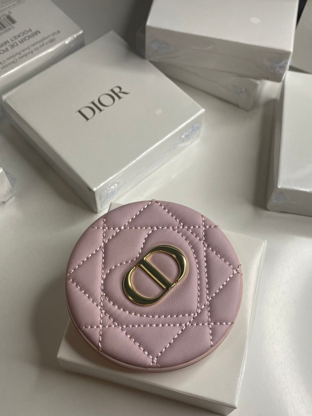 مرآة ديور بيوتي على شكل قلب وردي – جلد