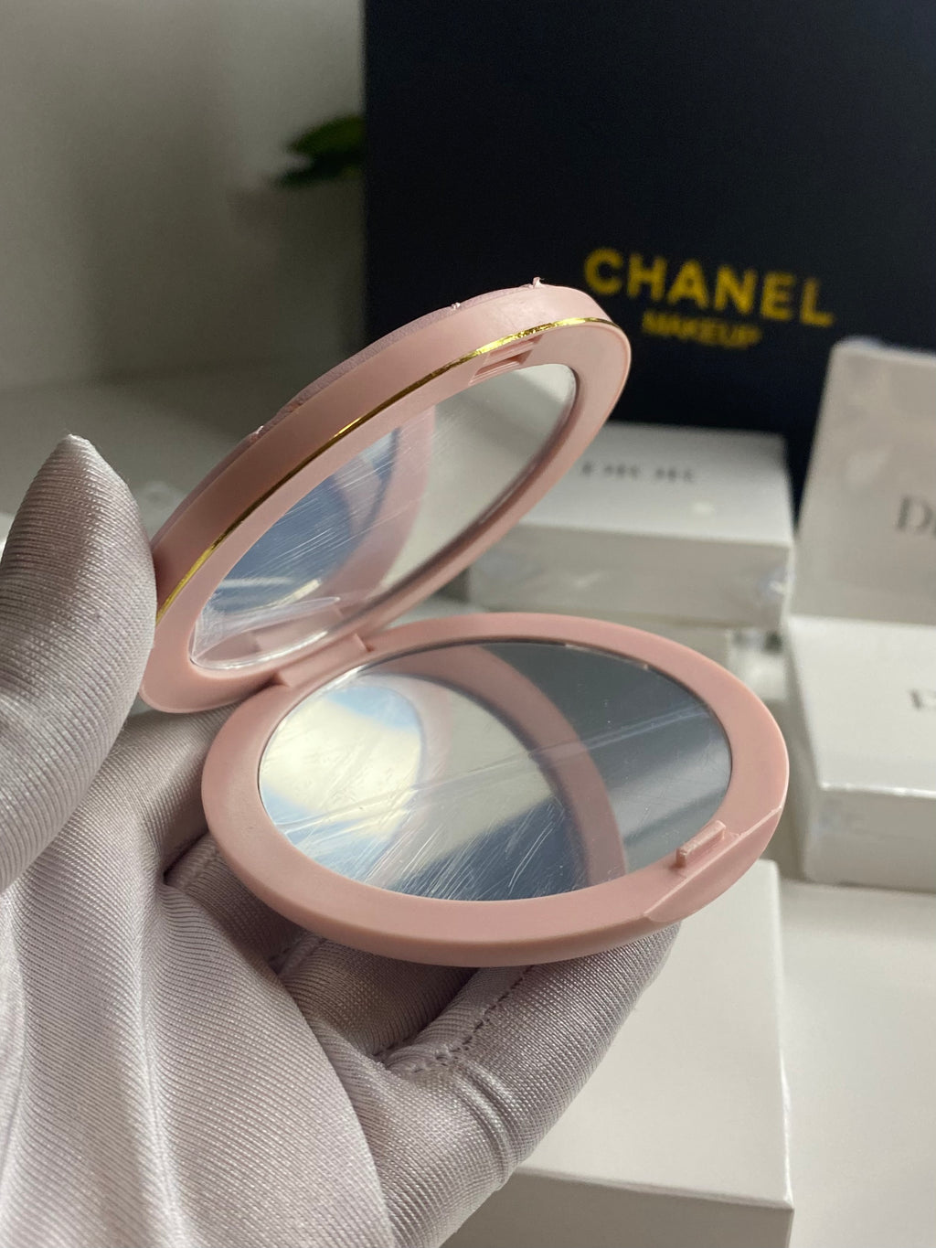 مرآة ديور بيوتي على شكل قلب وردي – جلد